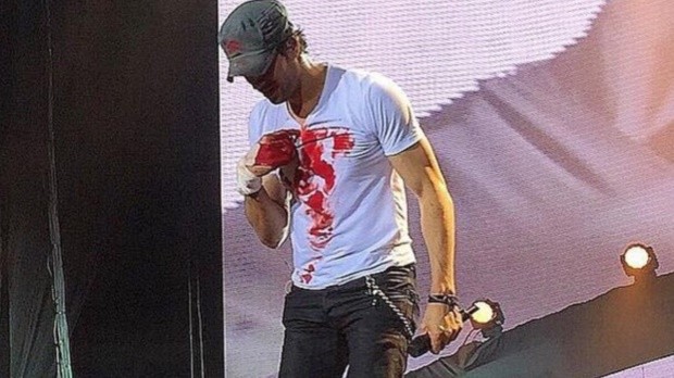 Enrique Iglesias sliced his fingers in concert in Tijuana, Mexico