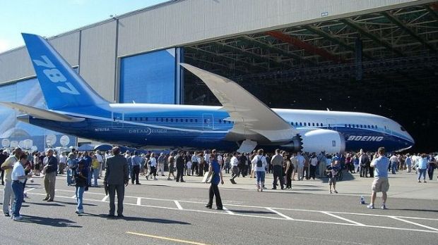 Photo of the 2007 unveiling of the Boeing 787 Dreamliner