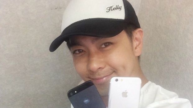 Jimmy Lin holding what appears to be an iPhone 5/5s next to an iPhone 6
