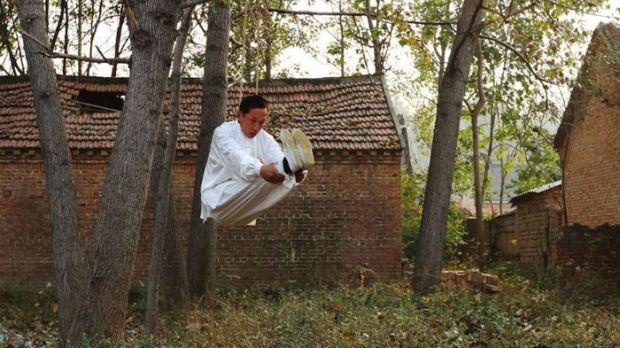 This Chinese kung fu master can survive a hanging