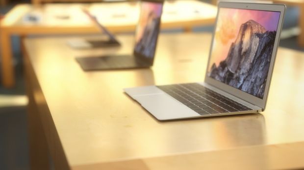 2015 MacBook Air rendering: in Apple Store (side)