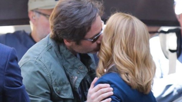 Mulder and Scully share a kiss on the Vancouver set of “The X-Files” revival