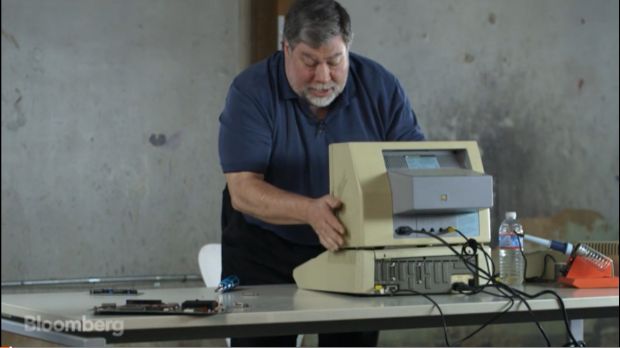 Wozniak setting up an Apple II