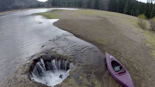 Lava tube regularly drains lake in Oregon