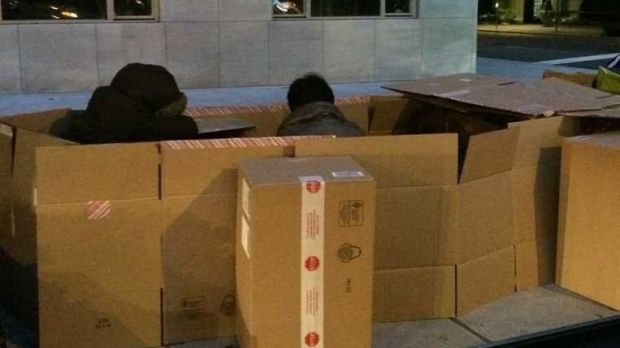 People sleeping in boxes, while waiting for the iPhone 6