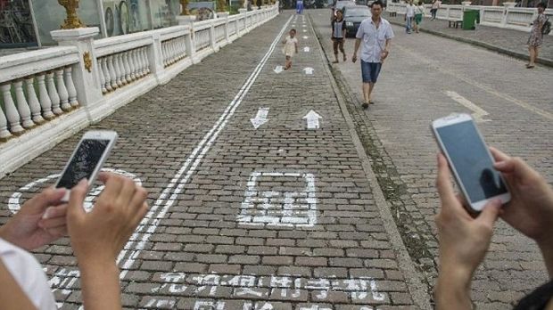 Walking lane for people addicted to their phones created in China