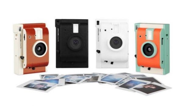 Lomography Lomo’Instant camera prints out photos