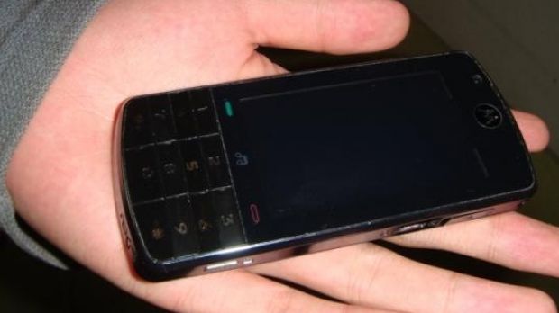 Leaked photos of the new Motorola ROKR phone