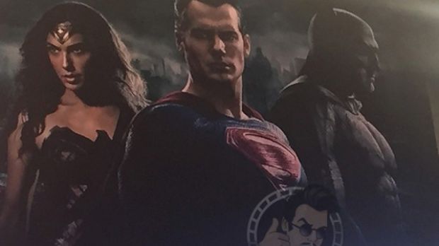Promo shot for “Batman V. Superman: Dawn of Justice” includes new photo of Batfleck