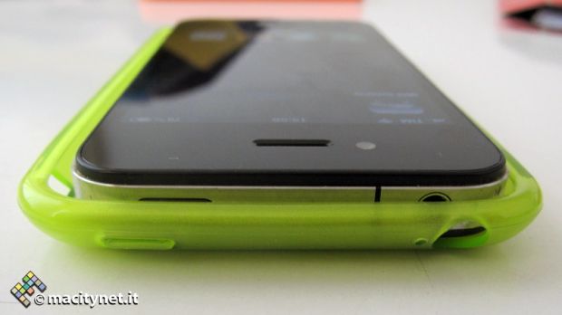 Purported iPhone 5 cases fitted to current-gen hardware