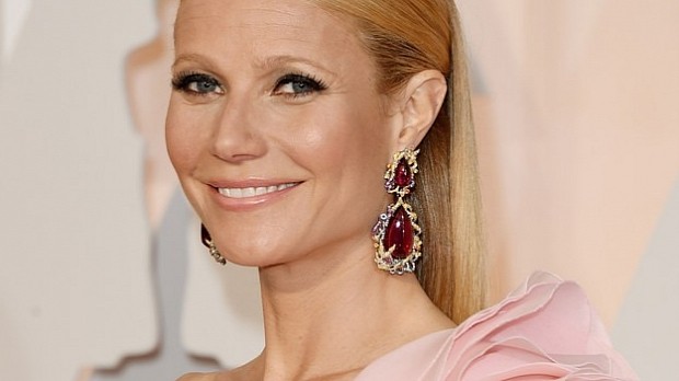 Gwyneth Paltrow in  Ralph & Russo Couture and Anna Hu Fire Phoenix earrings