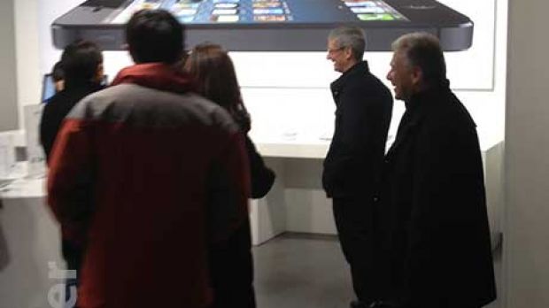 Tim Cook and Phil Schiler visiting an Apple reseller in China