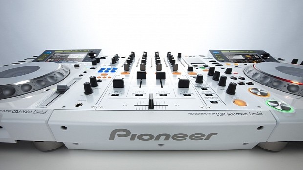 Pioneer CDJ-2000-W & DJM-900 Nexus