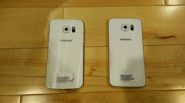Samsung Galaxy S6 Edge next to Galaxy S6 back comparison