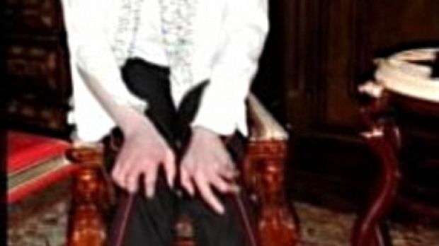 Michael Jackson photos show necrosis, puncture marks and signs of vitiligo (2002)