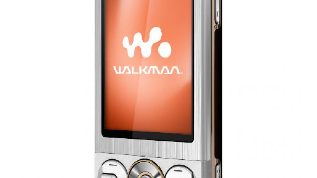 Sony Ericsson W705 front closed