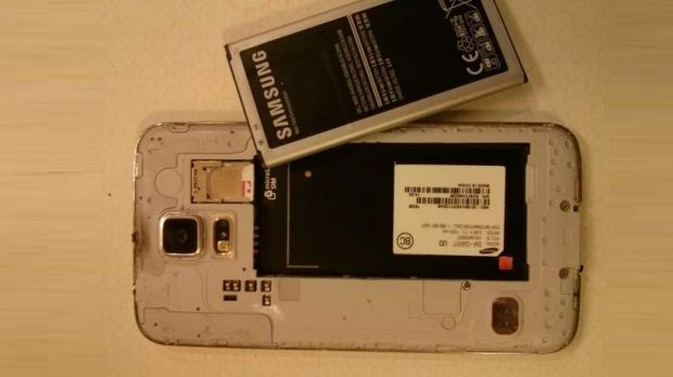 Burned Samsung Galaxy S5 with battery out