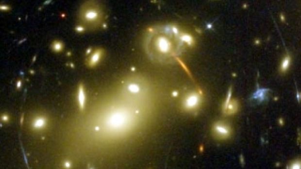 Gravitational lensing effect produced by the Galaxy Cluster Abell 2218