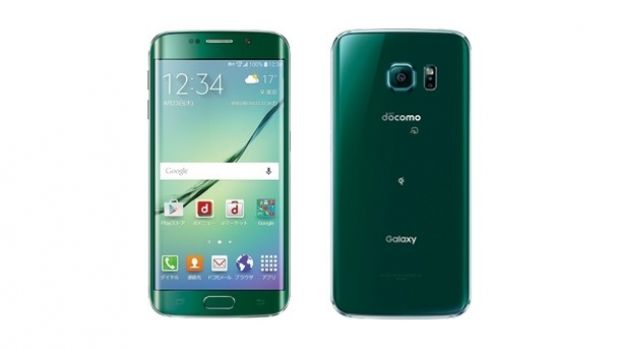 Samsung Galaxy S6 Edge in emerald green