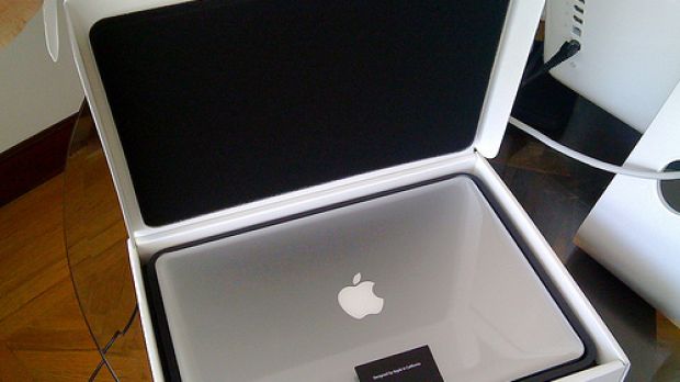 Unboxing the new aluminum MacBook