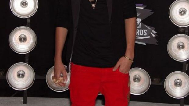 Justin Bieber brings Johnson the snake at the VMAs 2011