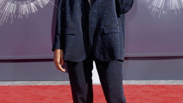 Solange Knowles alone on the red carpet at the MTV VMAs 2014