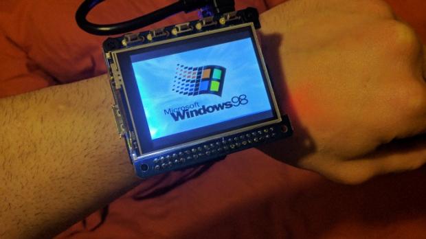 Raspberry Pi-powered Windows 98 watch