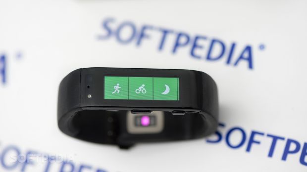Microsoft Band features a familiar tile-based interface