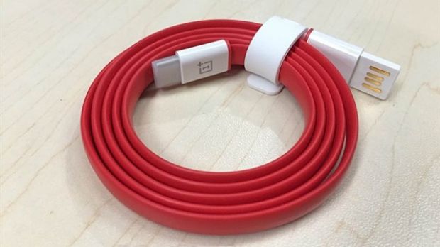 OnePlus 2 USB Type-C cable leaks out