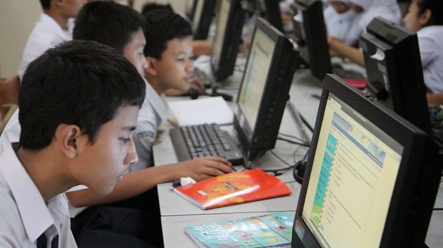 Indonesian students using openSUSE