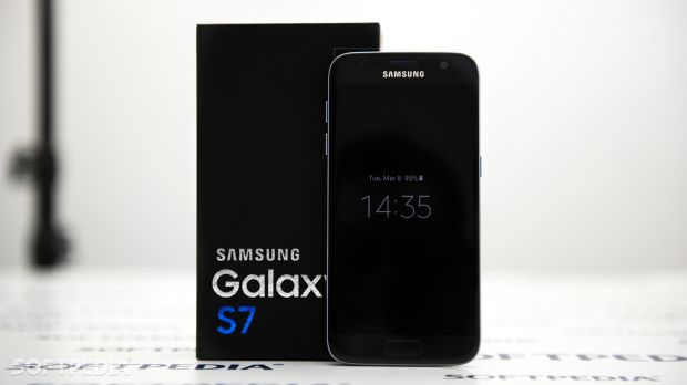 Samsung Galaxy S7 front view