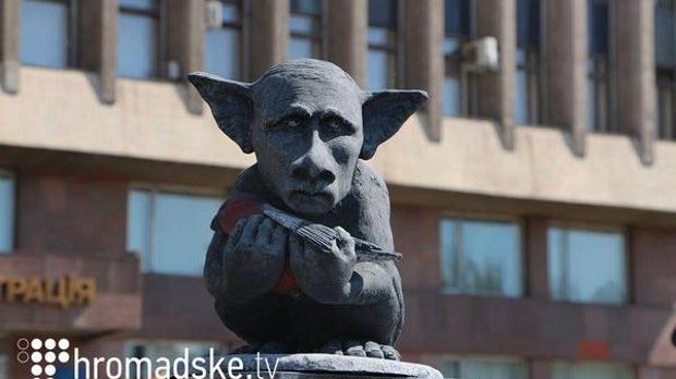 Statue morphs Vladimir Putin into Dobby the house elf