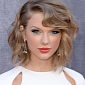 ACM Awards 2014: Taylor Swift Dazzles in Two-Color, Midriff-Baring Outfit – Photo