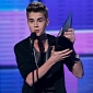 AMAs 2012: Justin Bieber’s Acceptance Speech, “Take That Haters!”