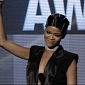 AMAs 2013: Rihanna Performs, Receives Icon Award from Her Mother – Video