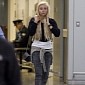 Amanda Bynes Arrives in NYC with Bandaged Face, Is “Not Well” – Photo