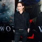 Angelina Jolie Wears Wedding Band, Married Brad Pitt in Secret