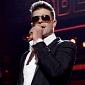 BET Awards 2013: Robin Thicke Seduces with Live Performance of “Blurred Lines”