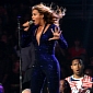 Beyonce Hugs Fan in Concert, Fan Faints – Video
