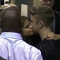 Billboard Music Awards 2013: Justin Bieber, Selena Gomez Kiss Backstage – Video