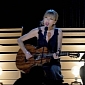 CMA Awards 2013: Taylor Swift Performs “Red” – Video