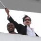 Charlie Sheen’s Rooftop Stunt: Machete-Wielding Star Yells ‘Free at Last’