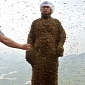 Chinese Beekeeper Covers Himself in 45 Kg (100Lbs) of Bees
