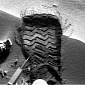 Curiosity Gets to Play with Its Scoop in the Sand for the First Time