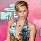 EMAs 2013: Miley Cyrus’ “Please Stop the Violence” Dress – Photo