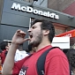 Fast Food Workers Strike in NY, Want $15 (€11) per Hour