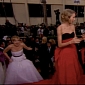 Golden Globes 2014: Jennifer Lawrence Photobombs Taylor Swift, Wins at Life