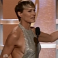 Golden Globes 2014: Robin Wright Has Slight Wardrobe Malfunction on Stage