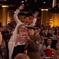 Golden Globes 2015: Benedict Cumberbatch Photobombs Meryl Streep – Video