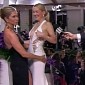 Golden Globes 2015: Jennifer Aniston Got Handsy with Kate Hudson’s Derriere – Video